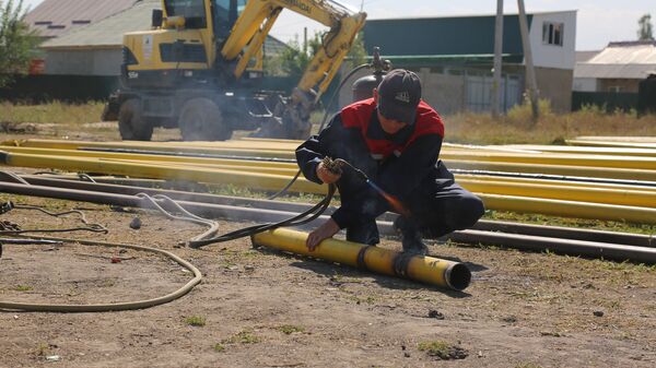 Рабочий ОсОО Газпром Кыргызстан сваривает трубу во время работ по газификации новостроек Бишкека - Sputnik Кыргызстан