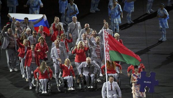 Спортсмен из Беларуси с российским флагом на церемонии открытия Паралимпийских игр-2016 в Рио-де-Жанейро - Sputnik Кыргызстан