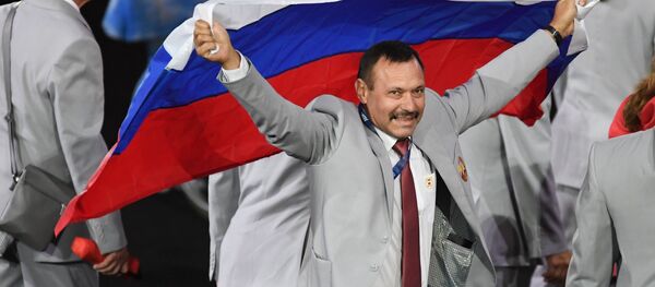 Представитель паралимпийской сборной Белоруссии с флагом России во время парада атлетов и членов национальных делегаций на церемонии открытия XV летних Паралимпийских игр 2016 в Рио-де-Жанейро. - Sputnik Кыргызстан