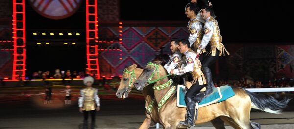 Туркменские всадники показывают трюк на ахатекинских конях во время торжественного открытия Вторых Всемирных игр кочевников в Бактуу Долоноту. Архивное фото Туркменские всадники показывают трюк на ахатекинских конях во время торжественного открытия Вторых Всемирных игр кочевников в Бактуу Долоноту. Архивное фото - Sputnik Кыргызстан