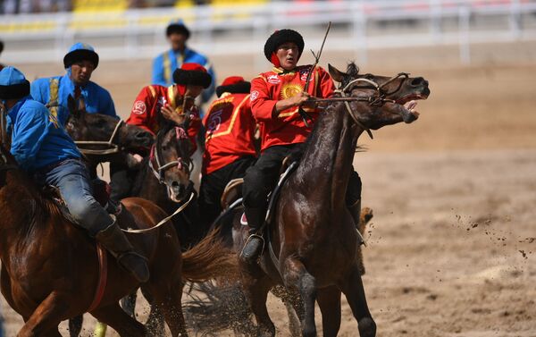 Кок-бору — древняя игра, представляющая собой командную борьбу на лошадях за тушу козла - Sputnik Кыргызстан
