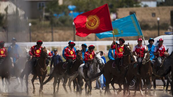 Кыргызстандын жана Казакстандын көк бөрү оюнчулары. Архив - Sputnik Кыргызстан