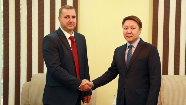 Встреча заместителя министра Азамата Усенова с недавно назначенным генеральным консулом России в Оше Романом Свистиным - Sputnik Кыргызстан