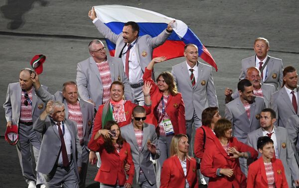 Российский флаг на открытии ХV летних Паралимпийских игр 2016 в Рио-де-Жанейро - Sputnik Кыргызстан