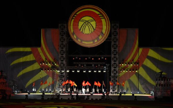На торжественной церемонии после концерта премьер-министр Кыргызстана Сооронбай Жээнбеков объявил Вторые Всемирные игры кочевников закрытыми. - Sputnik Кыргызстан
