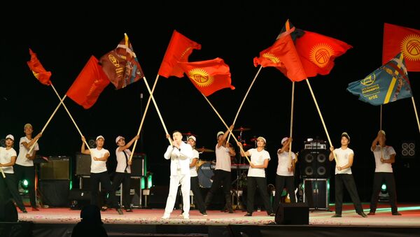 Выступление артиста на сцене во время церемонии закрытия Всемирных игр кочевников на ипподроме в Иссык-Кульской области - Sputnik Кыргызстан