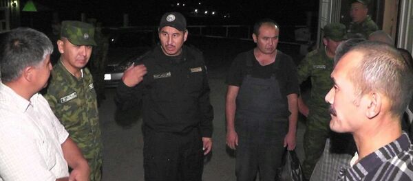 Сотрудники пограничной службы Кыргызстана и Узбекистана во время переговоров по освобождению 4 граждан КР, ранее задержанные сотрудниками МВД РУз на Унгар-Тоо - Sputnik Кыргызстан
