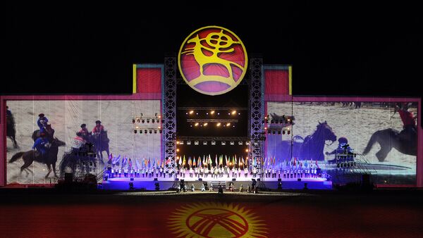 Флаги стран участниц ВИК на церемонии закрытия Всемирных игр кочевников на ипподроме в Иссык-Кульской области - Sputnik Кыргызстан