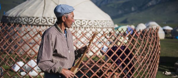 Комуз кармап турган адам. Архив - Sputnik Кыргызстан