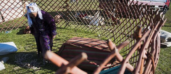 Пожилая бабушка у юрты. Архивное фото - Sputnik Кыргызстан