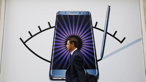 Мужчина проходит мимо объявлений Samsung Galaxy Note 7. Архивное фото - Sputnik Кыргызстан