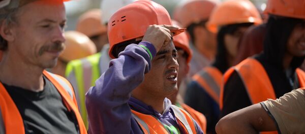 Рабочие на строительном объекте. Архивное фото - Sputnik Кыргызстан
