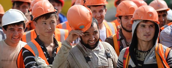 Трудовые мигранты во время перерыва, архивное фото - Sputnik Кыргызстан