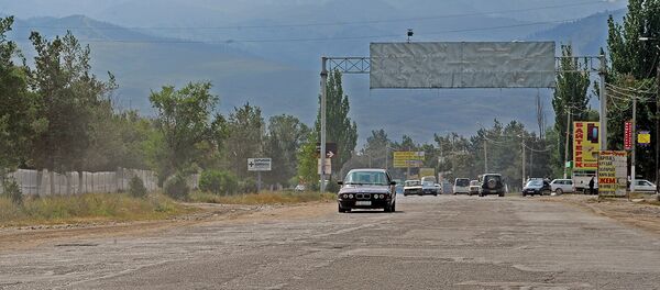 Премьер-министр Сооронбай Жээнбеков Каракол шаарынын ички жолдорунун курулушу менен таанышты - Sputnik Кыргызстан