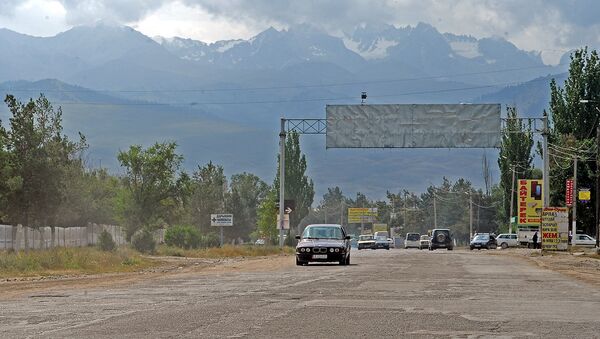 Автомобильная дорога в городе Каракол в котором ведутся ремонтные работы - Sputnik Кыргызстан
