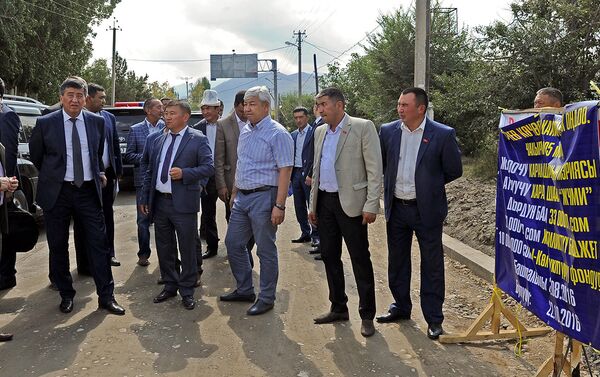 Премьер-министр Сооронбай Жээнбеков ознакомился с ходом строительства внутренних дорог в городе Караколе Иссык-Кульской области - Sputnik Кыргызстан