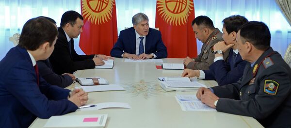 Президент Алмазбек Атамбаев Үңкүр-Тоо жана чек ара маселеси боюнча жыйын өткөрдү Президент Алмазбек Атамбаев Үңкүр-Тоо жана чек ара маселеси боюнча жыйын өткөрдү - Sputnik Кыргызстан