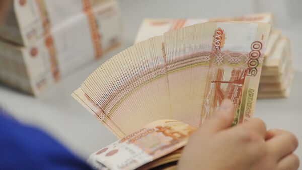 Женщина держит пачку 5000 рублей. Архивное фото - Sputnik Кыргызстан