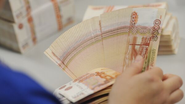 Женщина держит пачку 5000 рублей. Архивное фото - Sputnik Кыргызстан