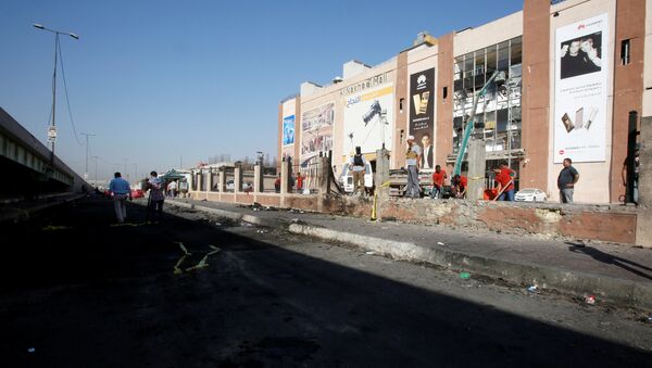 Сотрудники полиции на месте взрыва возле торгового центра в Багдаде - Sputnik Кыргызстан