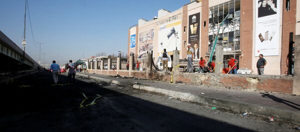 Сотрудники полиции на месте взрыва возле торгового центра в Багдаде - Sputnik Кыргызстан