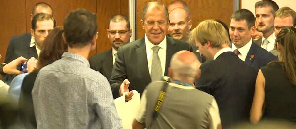 Водка от главы МИД – Лавров угостил журналистов на переговорах в Женеве Водка от главы МИД – Лавров угостил журналистов на переговорах в Женеве - Sputnik Кыргызстан