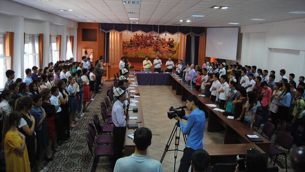 Участники круглого стола не тему экстремизма в городе Джалал-Абад - Sputnik Кыргызстан