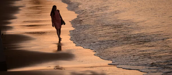 Девушка гуляет по пляжу. Архивное фото Девушка гуляет по пляжу. Архивное фото - Sputnik Кыргызстан