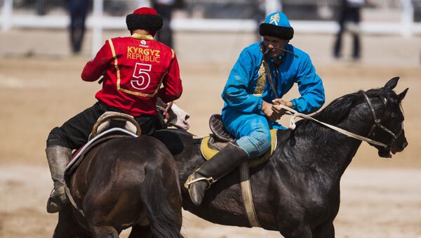 Кыргызский и казахский игрок в кок бору во время матча на вторых Всемирных играх кочевников. Архивное фото - Sputnik Кыргызстан