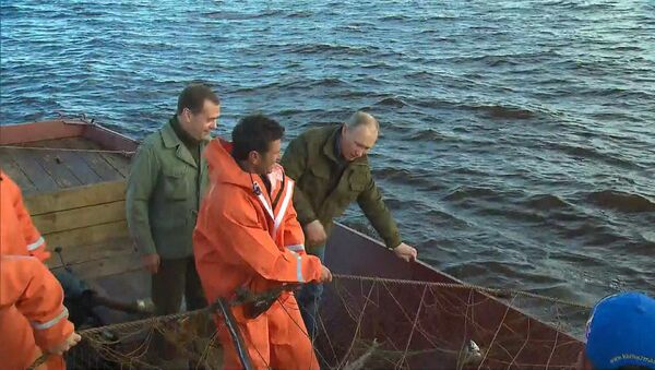 Путин и Медведев прошли на катере по озеру Ильмень и отведали рыбацкой ухи - Sputnik Кыргызстан