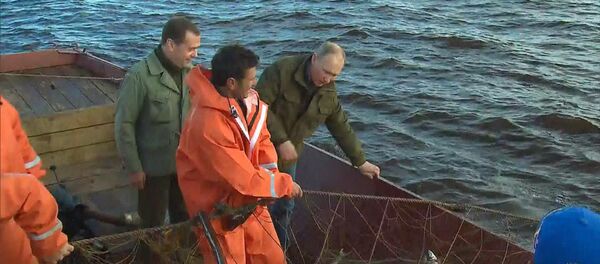 Путин и Медведев прошли на катере по озеру Ильмень и отведали рыбацкой ухи - Sputnik Кыргызстан