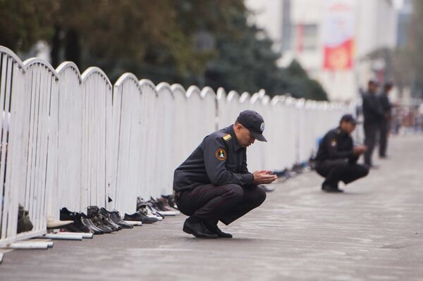 Праздничный Айт-намаз, посвященный Курман айт на Старой площади Бишкека - Sputnik Кыргызстан