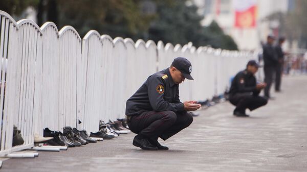 Милиция кызматкерлери Бишкектин эски аянтында Айт-намаз учурунда. Архив - Sputnik Кыргызстан
