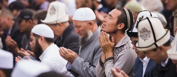 Праздничный Айт-намаз, посвященный Курман айт на Старой площади Бишкека - Sputnik Кыргызстан