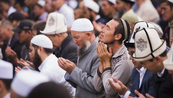 Мусульмане во время праздничного Айт-намаза. Архивное фото - Sputnik Кыргызстан