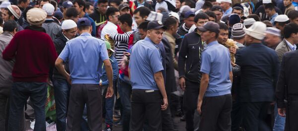 Сотрудники милиции на площади Ала-Тоо во время праздничных мероприятий - Sputnik Кыргызстан