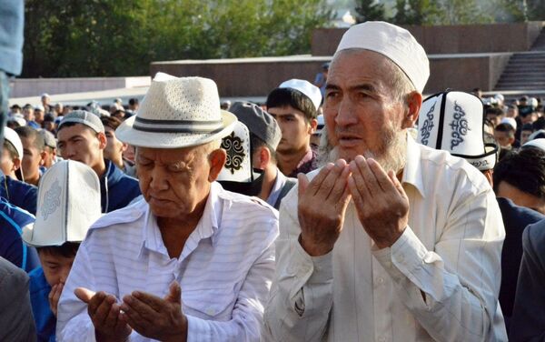 Шаар башчысы Кадырбаев жалпы мусулмандарды майрамы менен куттуктап, өлкөнүн тынчтыгын тиледи. - Sputnik Кыргызстан