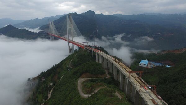 Строительство самого высокого моста в мире в провинции Гуйчжоу на юго-западе Китая - Sputnik Кыргызстан