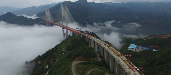 Строительство самого высокого моста в мире в провинции Гуйчжоу на юго-западе Китая - Sputnik Кыргызстан