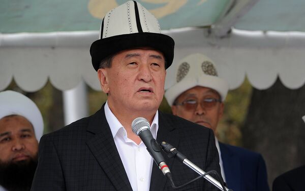 Премьер-министр Кыргызстана Сооронбай Жээнбеков в понедельник принял участие в Айт-намазе, прошедшем на Старой площади Бишкека - Sputnik Кыргызстан