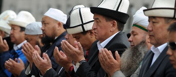 Праздничный Айт-намаз, посвященный Курман айт на Старой площади Бишкека - Sputnik Кыргызстан