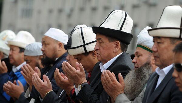 Премьер-министр Кыргызстана Сооронбай Жээнбеков в понедельник принял участие в Айт-намазе, прошедшем на Старой площади Бишкека - Sputnik Кыргызстан