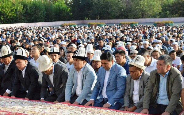 Мусульмане во время праздничного Айт-намаза, посвященный Курман айт на площади в Оше - Sputnik Кыргызстан