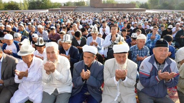Праздничный Айт-намаз, посвященный Курман айт на площади в Оше - Sputnik Кыргызстан