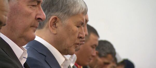 Президент совершил намаз в родном селе и пожал руки детям Президент совершил намаз в родном селе и пожал руки детям - Sputnik Кыргызстан