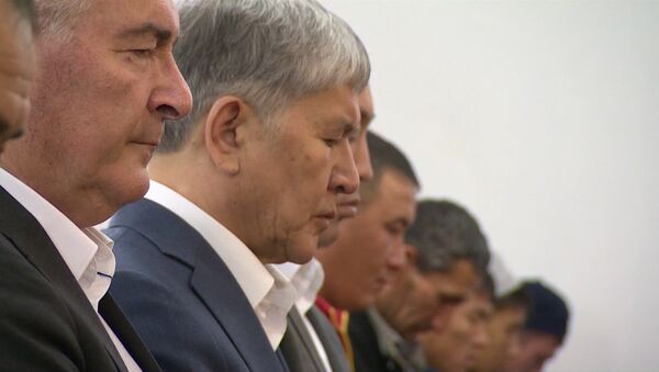 Президент совершил намаз в родном селе и пожал руки детям - Sputnik Кыргызстан