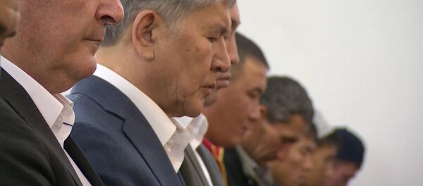 Президент туулган айылындагы айт намазга катышып, кичинекей балдардын колун кысты - Sputnik Кыргызстан