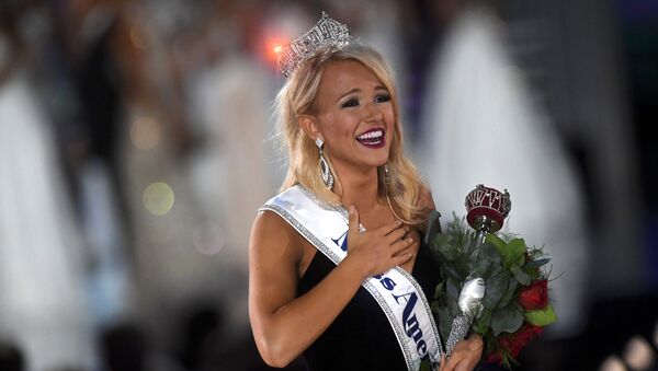 Победительницей конкурса Мисс Америка — 2017 стала представительница штата Арканзас Савви Шилдс - Sputnik Кыргызстан