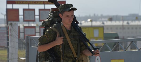 Военнослужащий на тактических учениях. Архивное фото - Sputnik Кыргызстан