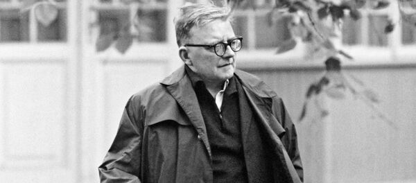 Народный артист СССР, лауреат Ленинской премии композитор Дмитрий Шостакович на загородной даче. Архивное фото - Sputnik Кыргызстан